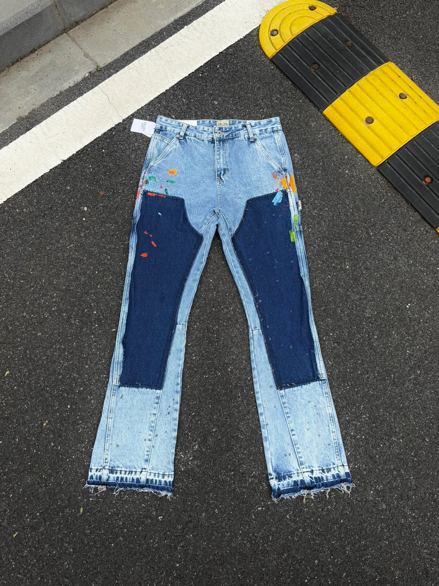 P250💰G94 GALLERY DEPT. Spliced ​​patches, ink-splashed denim bell-bottoms, washed distressed patchwork jeans, denim washing factory. During the process, the owner of the washing factory helped introduce a boss who once worked at Levi's OEM factory and then started his own business. This also paved the way for the following styles. Therefore, Levi's remodeled single product for the base plate is really familiar. Whether it is the fabrics supplied or the lathes used in production, there is nothing to choose from. -Color: blue -Number of codes: 28 30 32 34 36